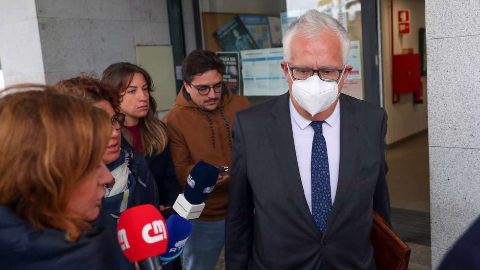 O antigo ministro da Administração Interna Eduardo Cabrita, à saída do Departamento de Investigação e Ação Penal (DIAP) de Évora onde foi interrogado, na condição de arguido, pelo Ministério Público. Está em investigação o atropelamento mortal de um trabalhador da Brisa, em junho de 2021, na A6, pela viatura oficial em que seguia o antigo ministro. Évora, 22 de abril de 2022. NUNO VEIGA/LUSA
