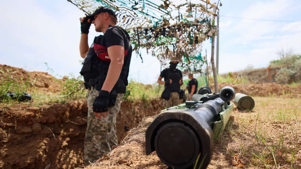 epa10039664 Ukrainian army soldiers in the trenches near Odesa, Ukraine, 28 June 2022. Russian troops on 24 February invaded  Ukrainian territory, starting a conflict that has provoked fighting, destruction and a humanitarian crisis.  EPA/Leszek Szymanski POLAND OUT