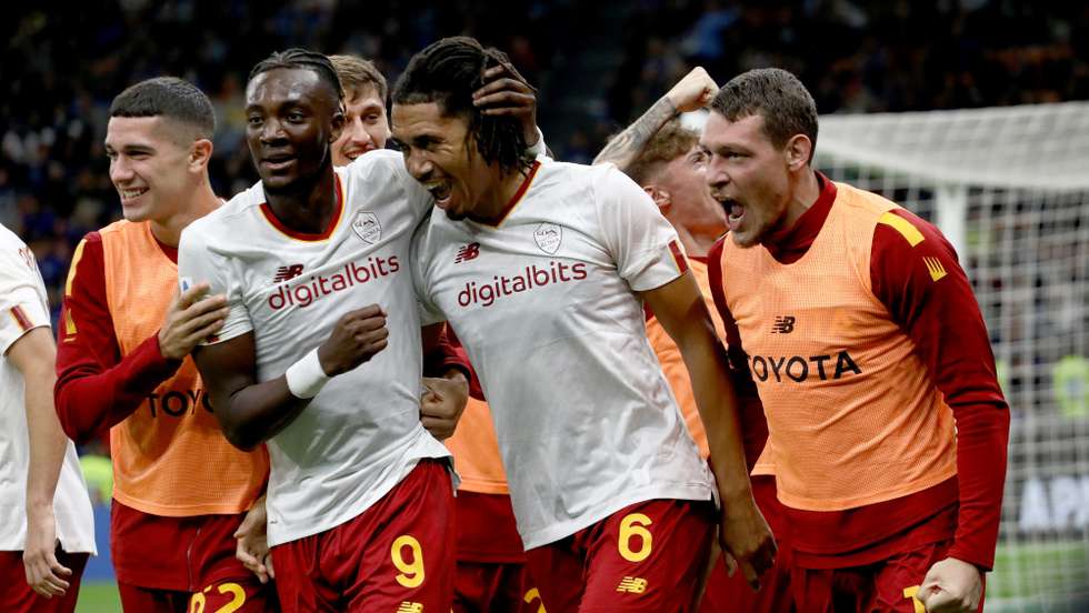 Smalling voltou a fazer a diferença de bola parada após mais uma assistência de Pellegrini para o golo da reviravolta em San Siro