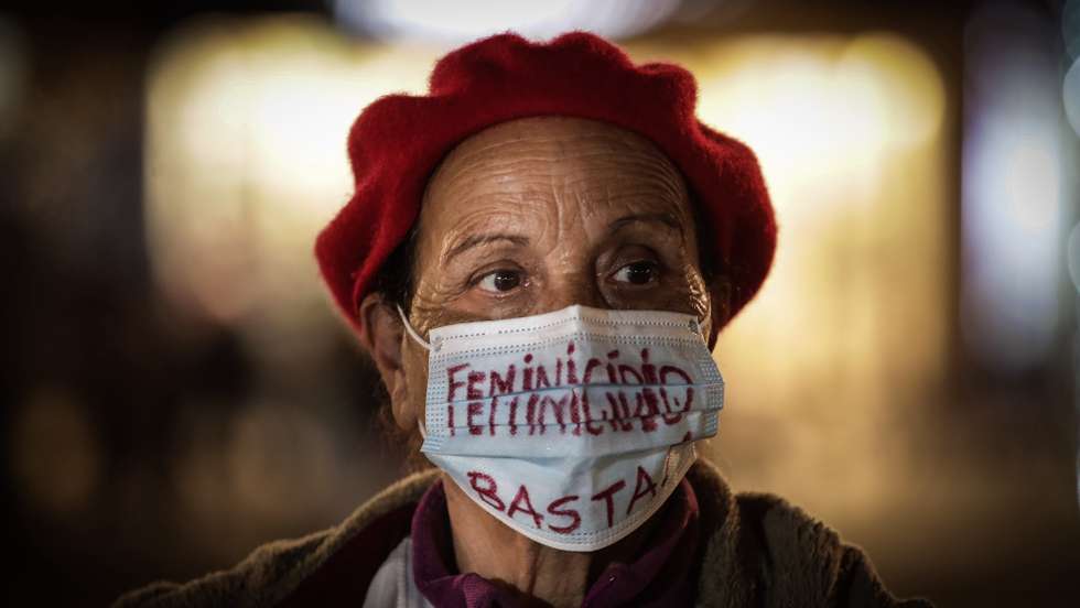 Pessoas participam na concentração "Pelo Fim da Violência Contra as Mulheres" no âmbito do Dia Internacional pela Eliminação da Violência Contra as Mulheres, em Lisboa, 25 de novembro de 2020. MÁRIO CRUZ/LUSA