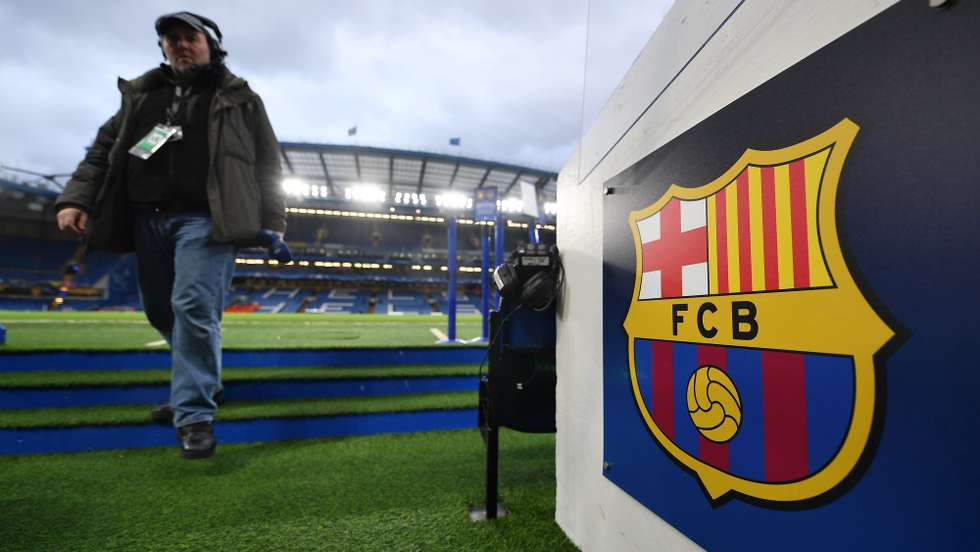 epa06547065 View of the FC Barcelona logo at Stamford Bridge stadium in London, Britain, 20 February 2018, ahead of the UEFA Champions League Round of 16 first leg match between Chelsea FC and FC Barcelona.  EPA/ANDY RAIN