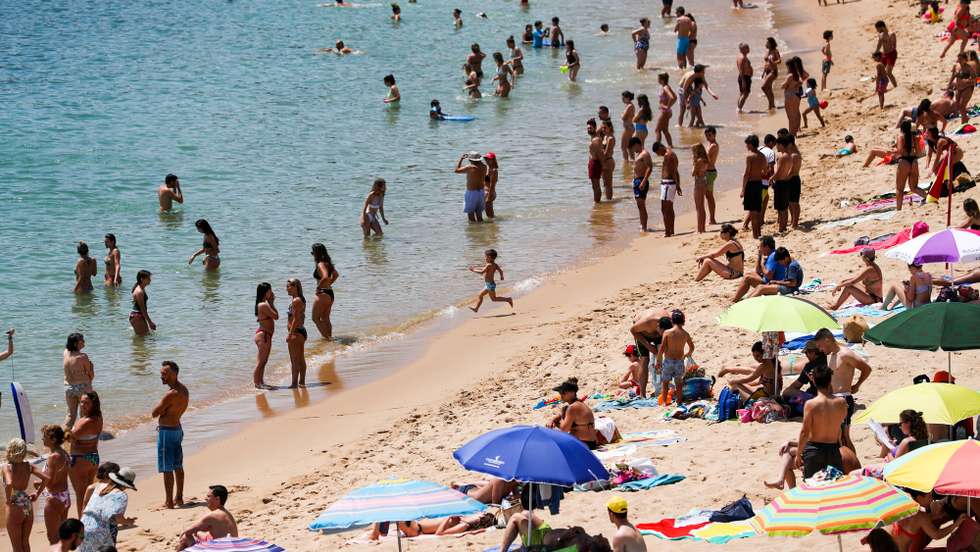 Populares frequentam a praia de São Pedro do Estoril, em Cascais, 10 de junho de 2021. Devido às altas temperaturas, a afluência foi muito alta nas praias da Linha do Estoril. JOSE SENA GOULAO/LUSA
