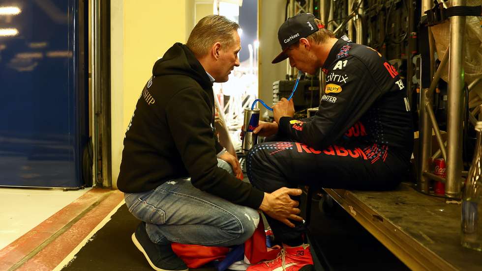 Jos e Max Verstappen, pai e filho, num momento de maior emoção nos bastidores após o título (e antes de Anthony Hamilton, pai de Lewis, cumprimentar ambos)