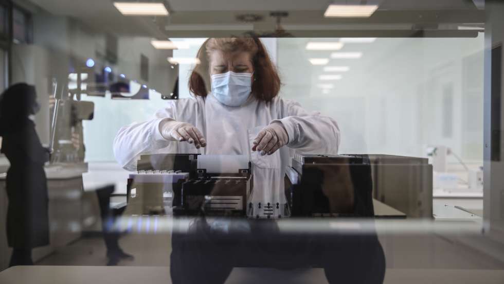 Mergulhados em dados, gráficos e relatórios, os investigadores do Instituto Nacional de Saúde Doutor Ricardo Jorge, INSA, que estudam a pandemia em Portugal saltaram para a linha da frente no combate à covid-19, desenhando cenários com o poder de influenciar decisões que afetam os 10 milhões de portugueses, em Lisboa, 24 fevereiro 2021. ANDRÉ KOSTERS/LUSA