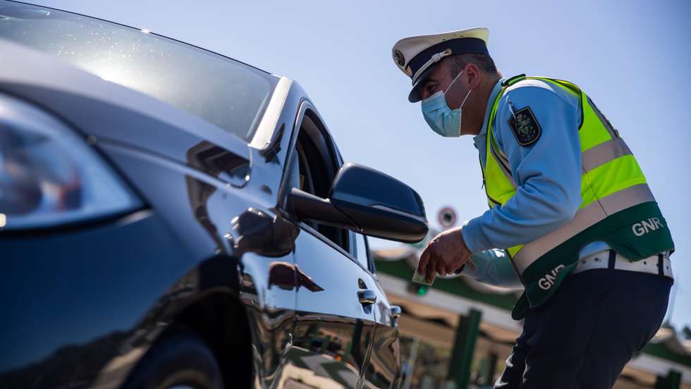 Operações de fiscalização rodoviária da Guarda Nacional Republicana (GNR) e da Polícia de Segurança Pública (PSP), que estão a decorrer neste período da Páscoa, na Autoestrada 1, sentido sul/norte,  junto às portagens de Alverca, 14 de abril de 2022. JOSÉ SENA GOULÃO/LUSA