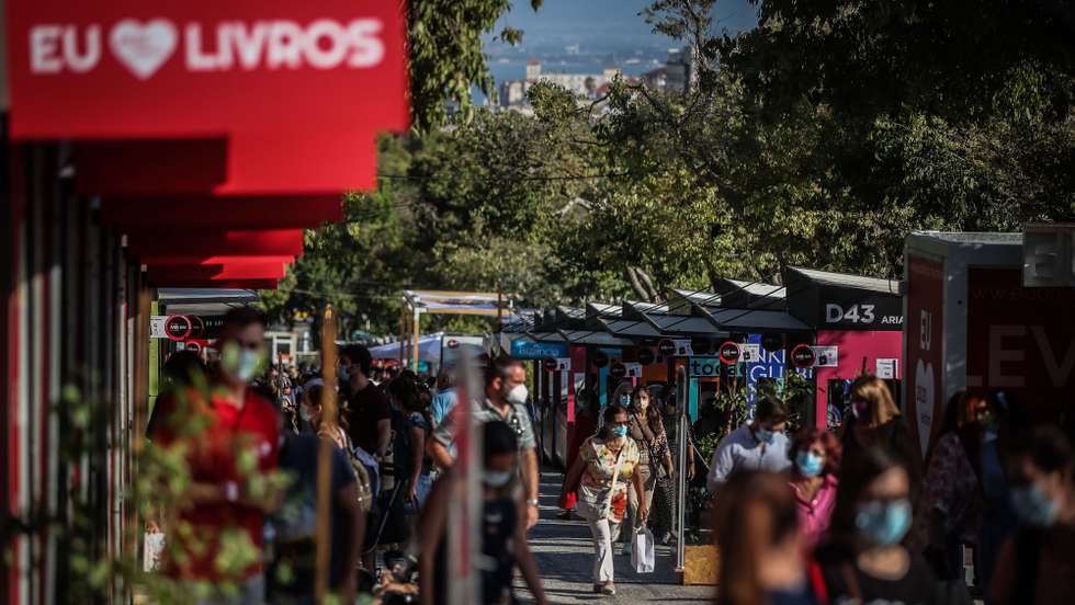 Pessoas visitam a 91ª edição da Feira do Livro de Lisboa, no Parque Eduardo VII, em Lisboa, 26 de agosto de 2021. MÁRIO CRUZ/LUSA