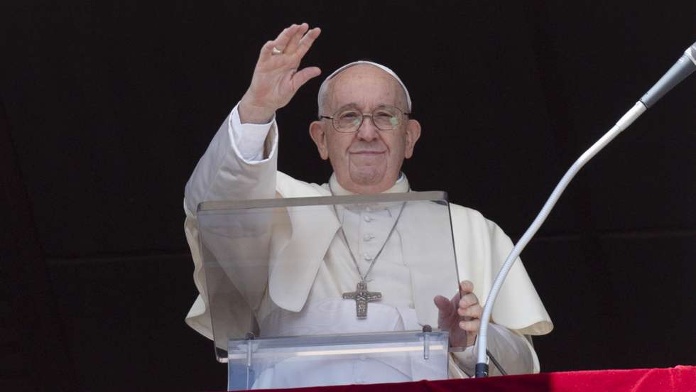 epa10063445 A handout picture provided by the Vatican Media shows Pope Francis leading the Angelus prayer from the window of his office overlooking St. Peter's Square at the Vatican City, 10 July 2022.  EPA/VATICAN MEDIA HANDOUT  HANDOUT EDITORIAL USE ONLY/NO SALES
