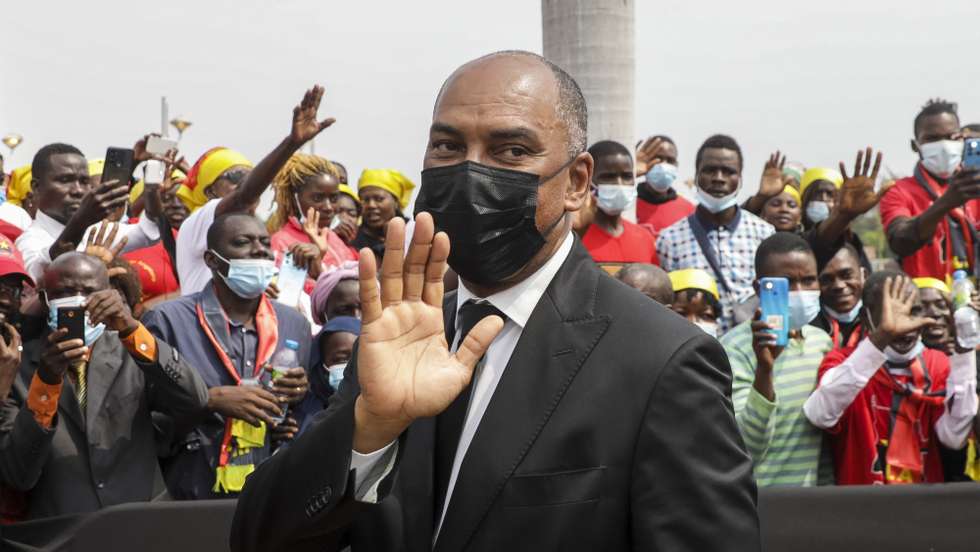 epa10143707 The President of UNITA and candidate to the general elections in Angola, Adalberto Costa Junior, waves to people at the end of the funeral ceremonies of the former President of the Republic of Angola, Jose Eduardo dos Santos, at the Antonio Agostinho Neto Memorial, Luanda, Angola, 28 August, 2022. Jose Eduardo dos Santos, who ruled Angola from 1979 to 2017, died on 08 July at the age of 79 in Barcelona, Spain, where he spent most of his time over the past five years.  EPA/PAULO NOVAIS