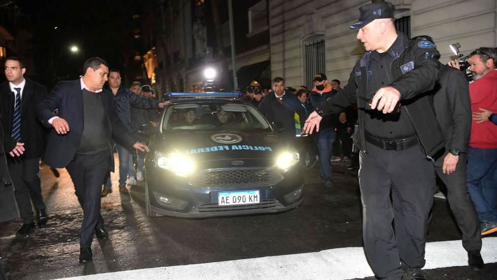 epaselect epa10156180 Members of the Federal Police of Argentina stand guard during the transfer of Fernando Sabag Montiel, the detainee for yesterday's attempted murder of Argentinian Vice President Cristina Fernandez de Kirchner, in Buenos Aires, Argentina, 02 September 2022. The man accused of the attempted assassination of the Argentine vice president, Cristina Fernandez de Kirchner, refused to testify this Friday when questioned by the judge and the prosecutor in the case, according to police sources.  EPA/STR