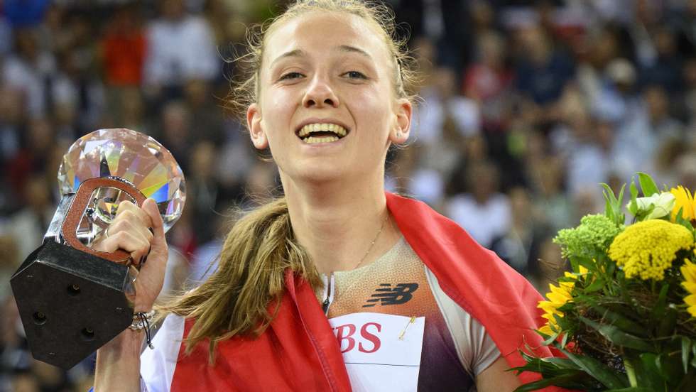 epa10171070 Femke Bol of the Netherlands celebrates with the Diamond League trophy after winning the women&#039;s 400 Hurdles race during the Diamond League Weltklasse Zurich international athletics meeting at the Letzigrund stadium in Zurich, Switzerland, 08 September 2022.  EPA/JEAN-CHRISTOPHE BOTT