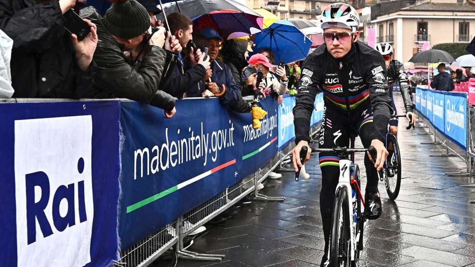 epa10619234 Belgian rider Remco Evenepoel of team Soudal Quick-Step arrives to the signing in ahead of the fifth stage of the 2023 Giro d'Italia cycling race over 171 km from Atripalda to Salerno, Italy, 10 May 2023.  EPA/LUCA ZENNARO