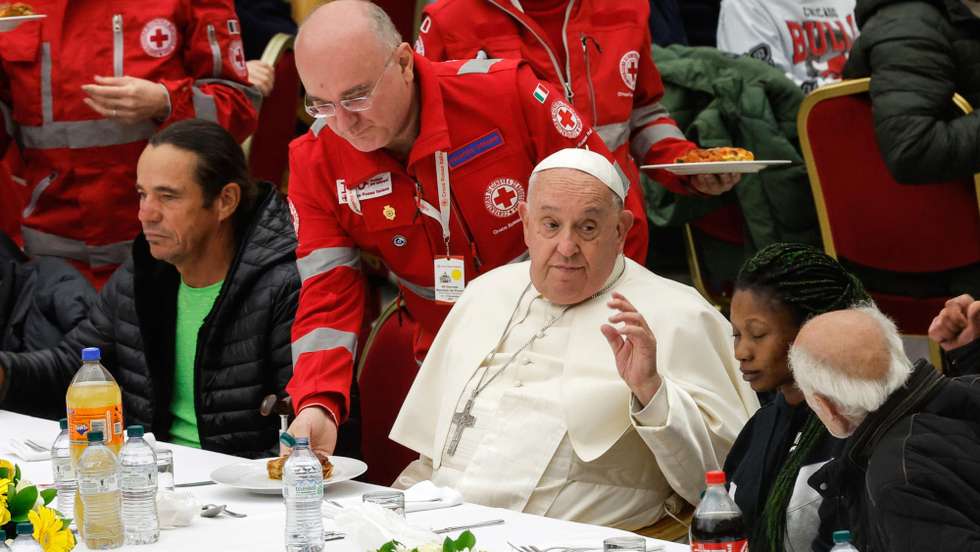 epa11725613 Pope Francis attends a lunch with the poor on the occasion of the 8th World Day of the Poor inside of the Paul VI Hall, Vatican City, 17 November 2024.  EPA/GIUSEPPE LAMI