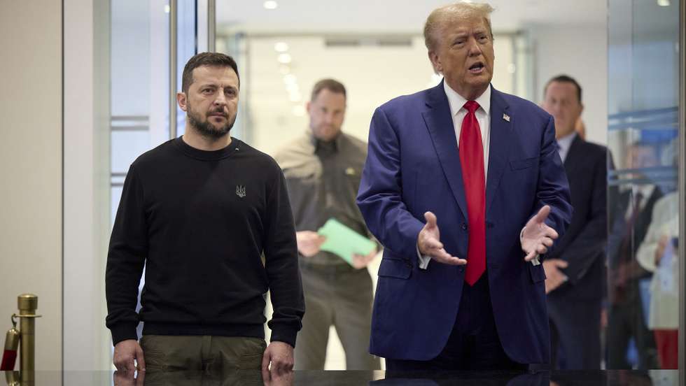 epa11629048 A handout picture made available by the Ukraine Presidential Press Service shows Ukrainian President Volodymyr Zelensky (L) and Republican presidential candidate Donald J. Trump (R), during their meeting in the Trump Tower in New York, New York, USA, 27 September 2024. Ukrainian President Volodymyr Zelensky arrived in the USA on 22 September 2024 to meet with top officials and present his plan to stop the war with Russia.  EPA/UKRAINE PRESIDENTIAL PRESS SERVICE / HANDOUT  HANDOUT EDITORIAL USE ONLY/NO SALES