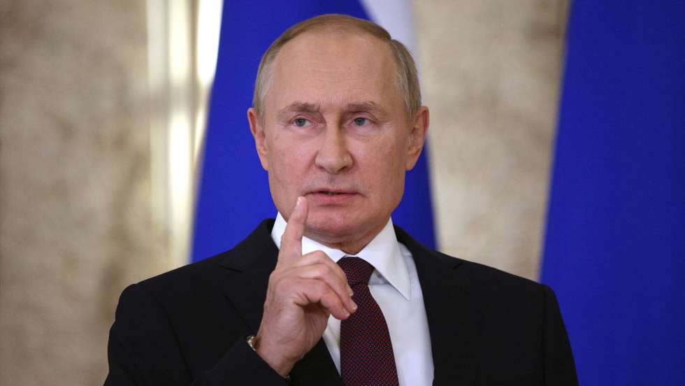 epa10188486 Russian President Vladimir Putin talks to the media during a news conference following the 22nd Shanghai Cooperation Organisation Heads of State Council (SCO-HSC) Summit, in Samarkand, Uzbekistan, 16 September 2022. The SCO is an international alliance founded in 2001 in Shanghai and composed of China, India, Kazakhstan, Kyrgyzstan, Russia, Pakistan, Tajikistan, Uzbekistan and four Observer States interested in acceding to full membership - Afghanistan, Belarus, Iran, and Mongolia.  EPA/SERGEI BOBYLEV / SPUTNIK / KREMLIN POOL MANDATORY CREDIT