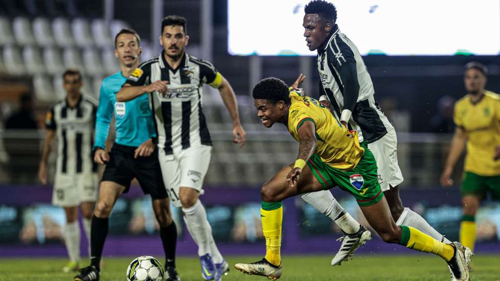 O jogador do Portimonense, Pedrão (D), em ação contra o jogador do Paços de Ferreira, Holsgrove, durante o jogo da 19.ª jornada da Primeira Liga de futebol, disputado no estádio de Portimão, 06 de fevereiro de 2023. LUÍS FORRA/LUSA