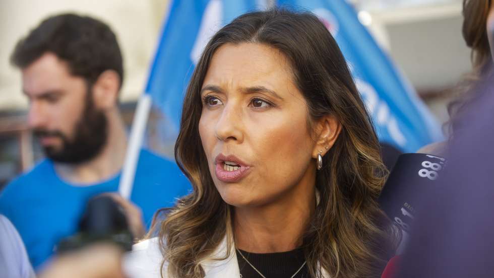 Mariana Leitão, lider da Iniciativa Liberal (IL),  fala à comunicação social durante a visita ao Externato Cooperativo da Benedita no âmbito da campanha para as eleições autárquicas, Benedita, Alcobaça, 01 de otubro 2025. BRUNO TEIXEIRA PIRES/LUSA