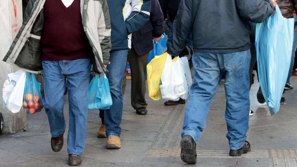 Uso de sacos de plástico de utilização única caiu a pique com a taxa criada em 2015