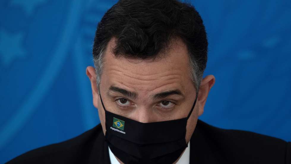 epa09108731 President of the Brazilian Senate Rodrigo Pacheco takes part in a press conference after the meeting of the National Covid-19 Coordinator to Combat the Pandemic, at the Palacio do Planalto, in Brasilia, Brazil, 31 March 2021.  EPA/JOEDSON ALVES
