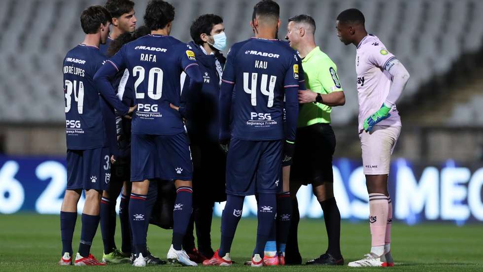 epa09608171 The referee Manuel Mota speaks with the seven players of Belenenses during the Portuguese First League soccer match between Belenenses SAD vs Benfica, at National Stadium, in Oeiras, near of Lisbon, Portugal, 27 November 2021. The match between Belenenses SAD and Benfica ended in the 48th minute, as the Belenenses ran out of the minimum number of players, after starting with only nine, due to an outbreak of covid-19.  EPA/ANTONIO COTRIM