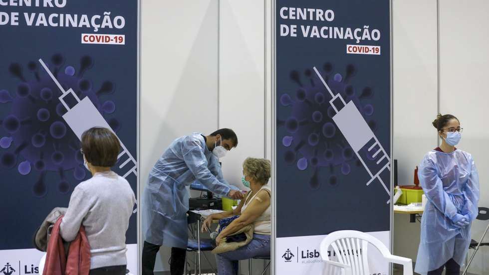 Utentes durante o processo de vacinação no novo Centro de Vacinação da cidade de Lisboa, Lisboa,01 de dezembro de 2021. Segundo a autarquia, “a necessidade de reforçar a capacidade de vacinação na cidade de Lisboa impôs mudanças ao processo, motivando a decisão de abrir um grande centro no Pavilhão 4 da Feira Internacional de Lisboa (Parque das Nações), com 60 postos e uma capacidade para realizar até 9 mil inoculações contra a covid-19 ou gripe por dia”. Portugal está em Estado de Calamidade desde as 00H00, desta quarta-feira. ANTÓNIO COTRIM/LUSA