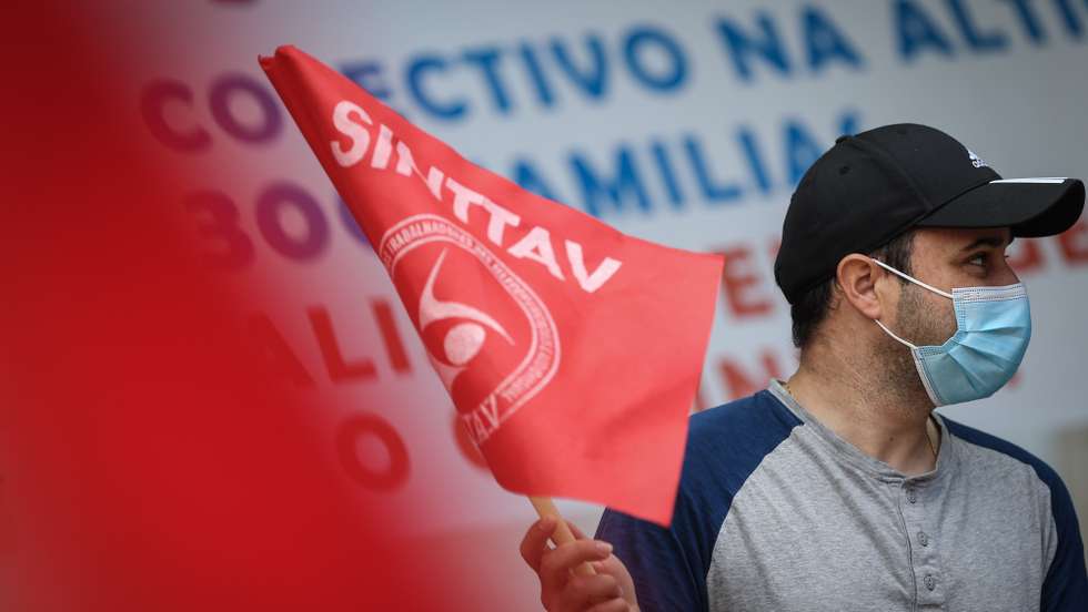 Concentração de representantes dos sindicatos que compõem a Frente Sindical (SINTTAV, STPT; SNTCT, STT; Federação dos Engenheiros e SINQUADROS) e a CT da MEO, para entrega de memorando sobre o despedimento coletivo de 300 trabalhadores do grupo Altice, no Ministério da Economia, em Lisboa, 04 de agosto de 2021. RODRIGO ANTUNES/LUSA