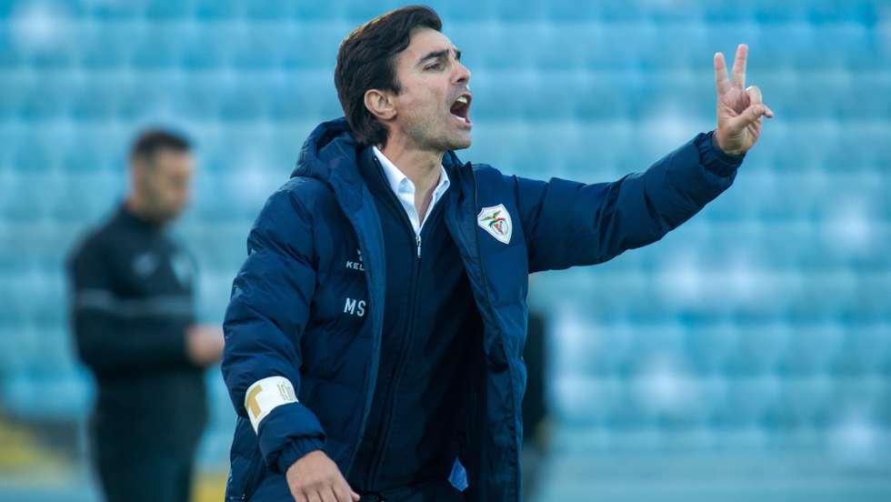 O treinador do Santa Clara, Mário Silva, reage durante o jogo da Primeira Liga de futebol contra o Paços de Ferreira, disputado no Estádio de São Miguel, em Ponta Delgada, Açores, 8 de maio de 2022. EDUARDO COSTA/LUSA