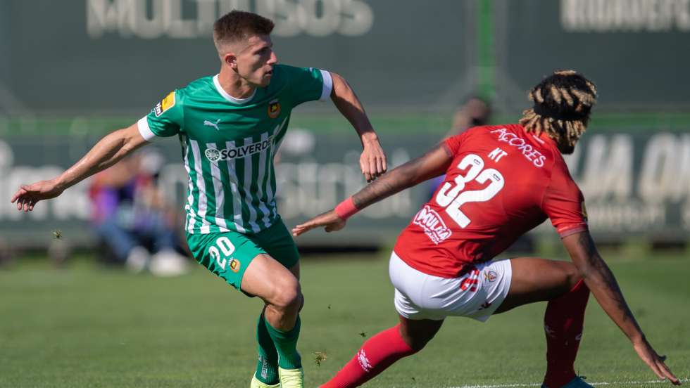 O jogador Costinha (E) do Rio Ave disputa a bola com o jogador Matheus do Santa Clara, durante o jogo da 8ª jornada da Primeira Liga de Futebol , disputado no Estádio dos Arcos, Vila do Conde. 02 de outubro de 2022.  RUI MANUEL FARINHA/LUSA