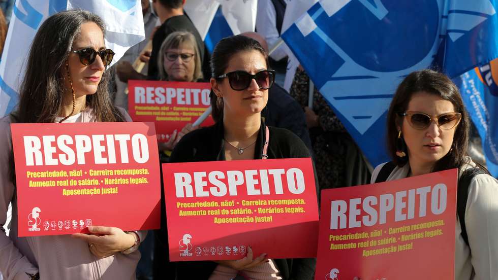 Docentes protestam durante a greve nacional de professores, educadores e trabalhadores não docentes decretada pela Federação Nacional dos Professores (Fenprof) que converge com outras organizações na realização de uma greve nacional "no dia em que o ministro da Educação, João Costa, está na Assembleia da República para defender o indefensável: o (sub)financiamento da Educação previsto no Orçamento do Estado para 2023", Lisboa, 2 de novembro de 2022.  MANUEL DE ALMEIDA/LUSA