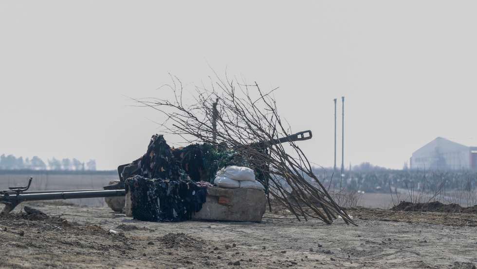 epa09844620 Ukrainian artillery is camouflaged on the outskirt of Kiev (Kyiv), Ukraine, 23 March 2022. Russian troops entered Ukraine on 24 February prompting the country's president to declare martial law and triggering a series of announcements by Western countries to impose severe economic sanctions on Russia.  EPA/ATEF SAFADI