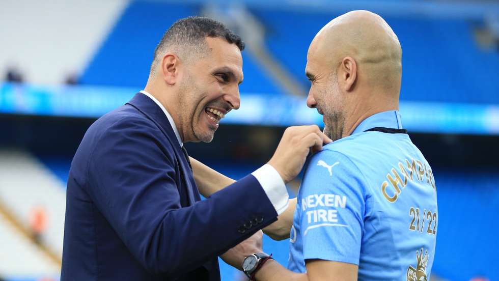 Khaldoon Al Mubarak e Pep Guardiola têm feito uma dupla de sucesso nos citizens com quatro ligas nos últimos cinco anos