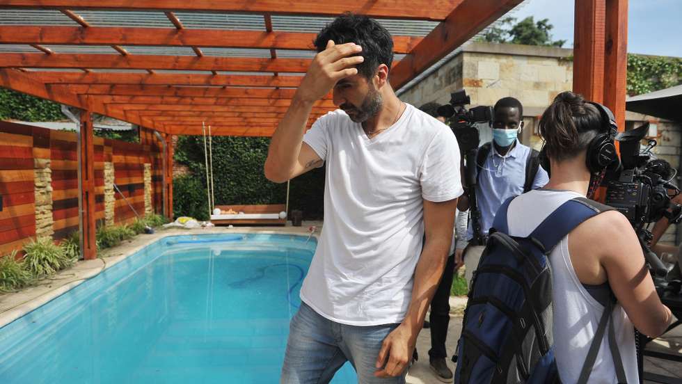 epa08851993 Leopoldo Luque, doctor and friend of Diego Maradona, reacts before a press conference, at his private home in Adrogue, Argentina, 29 November 2020. Leopoldo Luque, Diego Maradona's doctor and whose office and house were raided on the same day, assured that he did 'the best' that he could for the late soccer legend but clarified that he was not responsible for his health and that 'the ten' decided for himself.  EPA/Enrique Garcia Medina