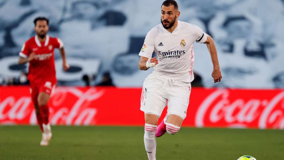 epa09188358 Real Madrid's striker Karim Benzema in action during the Spanish LaLiga soccer match between Real Madrid and Sevilla FC at Alfredo Di Stefano stadium in Madrid, Spain, 09 May 2021.  EPA/Ballesteros