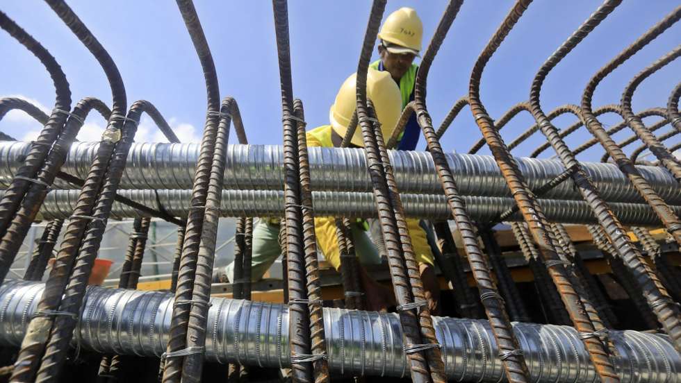Homens a trabalhar na construção