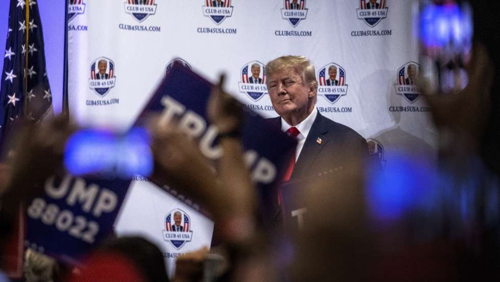 epa10480908 Former US President Donald Trump speaks during an event at the Hilton Palm Beach Airport in West Palm Beach, Florida, USA, 20 February 2023. The Presidents Day appearance mark his first public remarks since his former U.S. Ambassador Nikki Haley, entered the race for the US presidency.  EPA/CRISTOBAL HERRERA-ULASHKEVICH