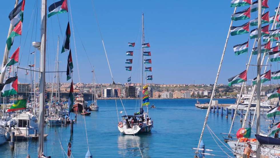 epaselect epa12915456 Vessels participating in the Global Sumud Flotilla (GSF) depart from the Port of Xiphonia in Augusta, near Syracuse, Sicily island, southern Italy, 26 April 2026. The boats are part of the 'Spring 2026 Mission,' a coordinated international effort to challenge the maritime blockade and deliver essential medical supplies to Palestinian civilians in Gaza.  EPA/ORIETTA SCARDINO