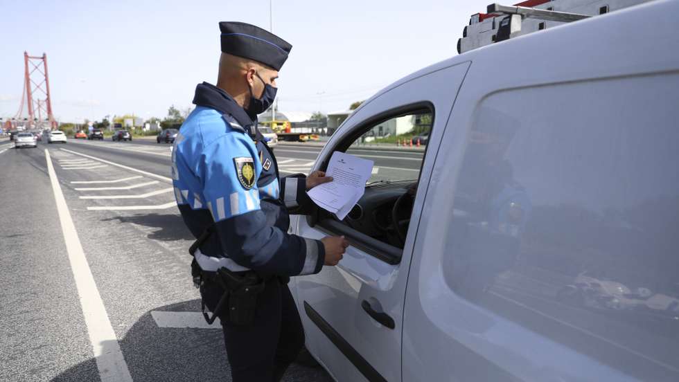 Agentes da PSP controlam a passagem entre os concelhos de Almada e Lisboa, durante o confinamento que se prolonga até ao dia 05 de abril, no âmbito das medidas de contenção da pandemia de covid-19, na Ponte 25 de Abril, em Almada, 26 de março de 2021. A circulação entre concelhos em Portugal continental está proibida desde as 00:00 de hoje e as 05:00 de 05 de abril, a segunda-feira após a Páscoa, no âmbito do estado de emergência para combater a pandemia de covid-19. ANTÓNIO COTRIM/LUSA