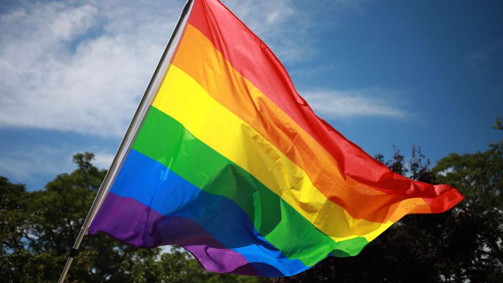 Bandeira LGBT na Pride Parade no Porto