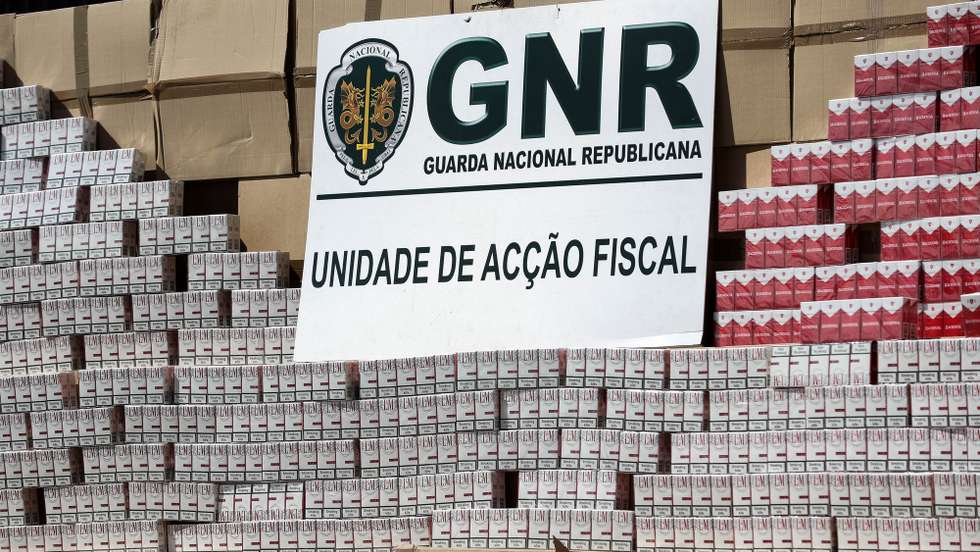 Quase dois milhões de cigarros de contrabando apreendidos pela Unidade de Ação Fiscal da GNR em Montalegre (Vila Real), numa operação que envolveu buscas a um local de apoio a uma organização criminosa, nas instalações do Destacamento de Ação Fiscal de Coimbra, 20 de maio de 2019. PAULO NOVAIS/LUSA
