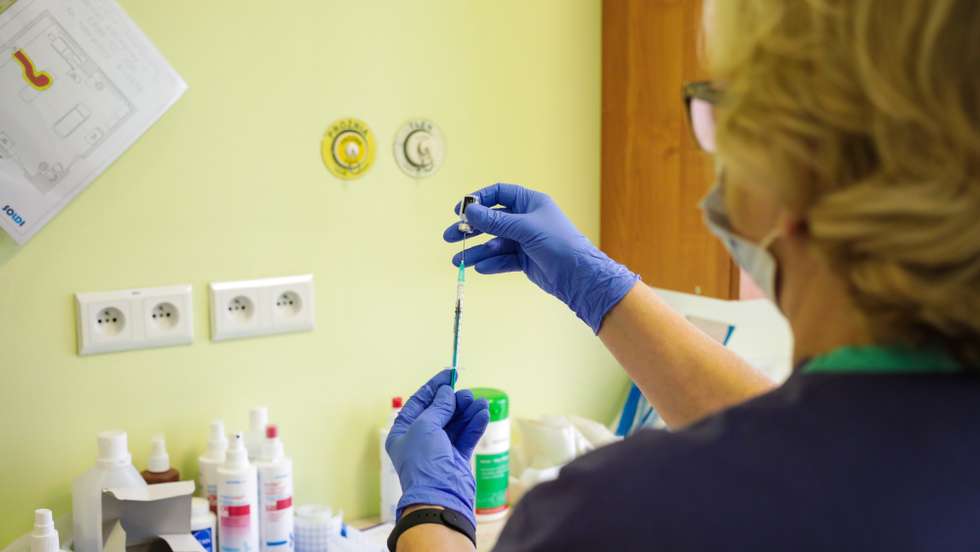epa09541173 A nurse prepares to administer the COVID-19 vaccine at the Municipal Hospital in Poznan, west-central Poland, 23 October 2021. In all, Poland has already distributed 38,589,845 doses of Covid-19 vaccines, with 19,818,102 people having been fully vaccinated, according to data posted on the official government website.  EPA/Marek Zakrzewski POLAND OUT