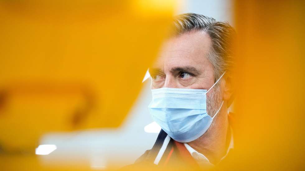 O presidente da Iniciativa Liberal (IL), João Cotrim de Figueiredo, durante uma visita ao Instituto Politécnico de Setúbal, durante uma ação de campanha eleitoral, 21 de janeiro de 2022. Mais de 10 milhões de eleitores residentes em Portugal e no estrangeiro constam dos cadernos eleitorais para a escolha dos 230 deputados à Assembleia da República RUI MINDERICO/LUSA
