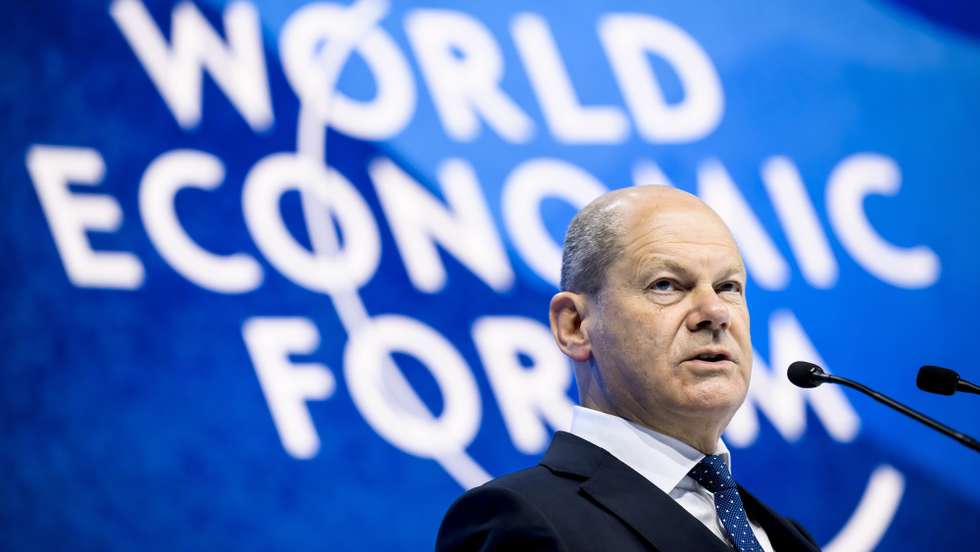 epaselect epa09976536 German Chancellor Olaf Scholz addresses a plenary session during the 51st annual meeting of the World Economic Forum (WEF) in Davos, Switzerland, 26 May 2022. The meeting brings together entrepreneurs, scientists, corporate and political leaders in Davos under the topic 'History at a Turning Point: Government Policies and Business Strategies' from 22 to 26 May 2022.  EPA/LAURENT GILLIERON