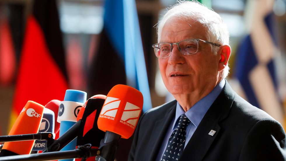 epa09987357 High Representative of the Union for Foreign Affairs and Security Policy Josep Borrell speaks to the press as he arrives to attend the second day of the Special meeting of the European Council on Ukraine, in Brussels, Belgium, 31 May 2022.  EPA/STEPHANIE LECOCQ