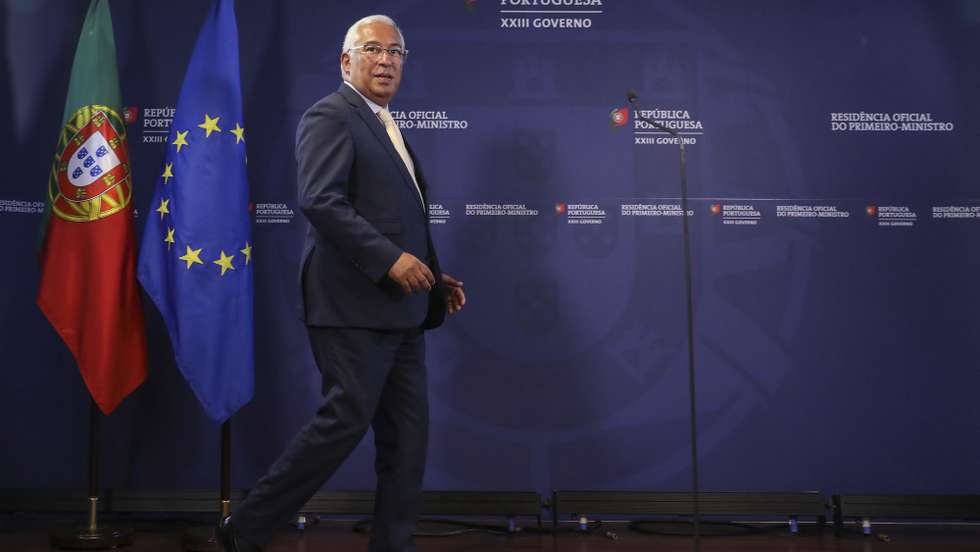 O primeiro-ministro, António Costa, à chegada para falar aos jornalistas após receber os partidos com representação parlamentar, no âmbito da preparação da reunião do Conselho Europeu de 23 e 24 de junho, que discute as candidaturas de adesão à União Europeia da Ucrânia, da República da Moldova e da Geórgia, no Palácio de S. Bento, em Lisboa, 17 de junho de 2022. MIGUEL A. LOPES/LUSA