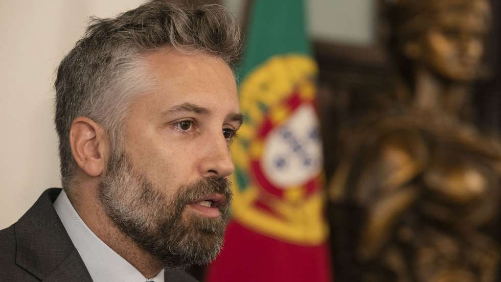 O ministro das Infraestruturas e da Habitação, Pedro Nuno Santos, discursa durante a cerimónia de assinatura do protocolo de colaboração entre a Câmara Municipal de Gaia e a Infraestruturas de Portugal e assinatura dos contratos de financiamento, no âmbito do PRR/ 1.º Direito, Câmara Municipal de Vila Nova de Gaia, 26 de julho de 2022. JOSÉ COELHO/LUSA