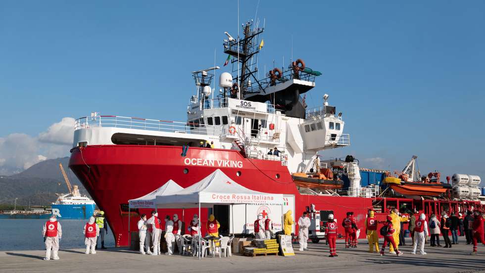 epa10438676 The Ocean Viking ship of the NGO 'Sos Mediterranee' with 95 migrants onboard rescued off the coast of Libya docks at the port of Marina di Carrara, Italy, 29 January 2023.  EPA/RICCARDO DALLE LUCHE