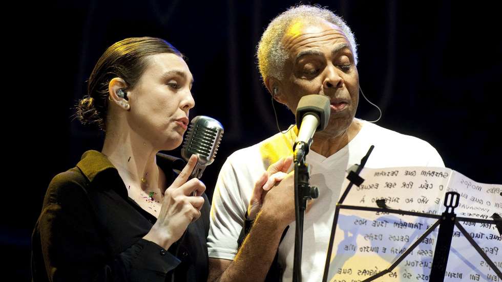 epa02828055 Brazilian singers Gilberto Gil (R) and Adriana Calcanhotto perform during a concert as part of 'La Mar de Musicas' Music Festival in Cartagena town, Murcia region, southeastern Spain, 16 July 2011.  EPA/JOSE ALBALADEJO