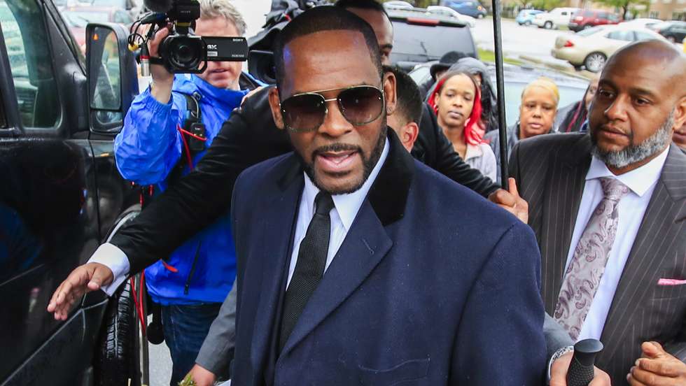 epa09492087 (FILE) - US R&amp;B singer R. Kelly approaches his vehicles as he leaves court at the Leighton Criminal Courts building after a status hearing on his sexual assault charges in Chicago, Illinois, USA, 07 May 2019 (reissued 27 September 2021). R. Kelly, whose full name is Robert Sylvester Kelly, has been found guilty of racketeering and sex trafficking charges by a US jury on 27 September 2021.  EPA/TANNEN MAURY *** Local Caption *** 55175284