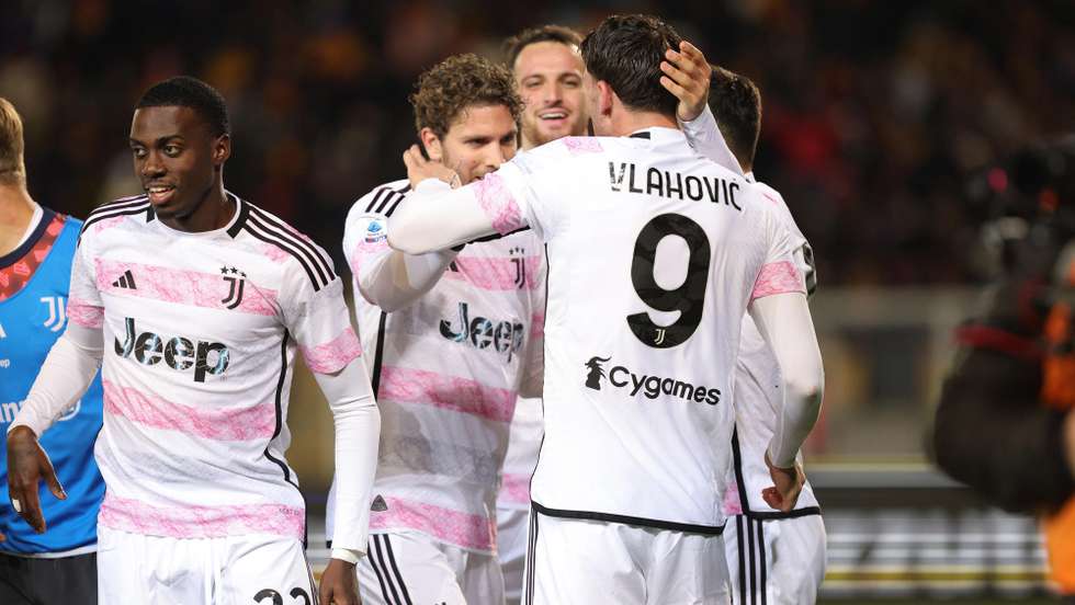 epa11095031 FC Juventus Dusan Vlahovic celebrates with his teammate after scoring during the Italian Serie A soccer match between US Lecce and FC Juventus, in Lecce, Italy, 21 January 2024.  EPA/ABBONDANZA SCURO LEZZI
