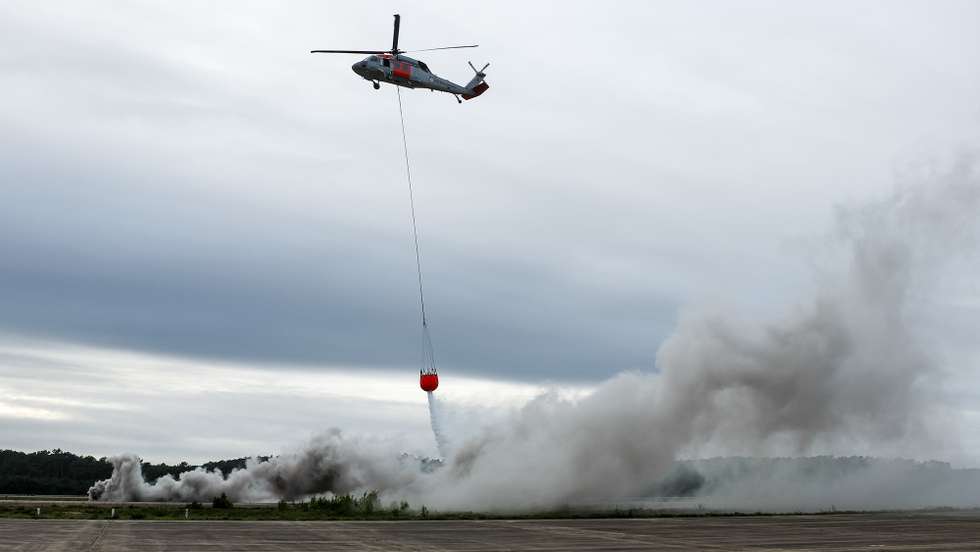 Demonstração de um helicóptero UH-60 Black Hawk usado pela Força Aérea no combate a incêndios durante a visita do Presidente da República, Marcelo Rebelo de Sousa (ausente da foto), à Base Aérea N.º 8, para dar a conhecer as alterações que estão a ser implementadas para a operação da Base Aérea N.º 8, em Maceda, Ovar, 22 de novembro de 2024. PAULO NOVAIS/LUSA