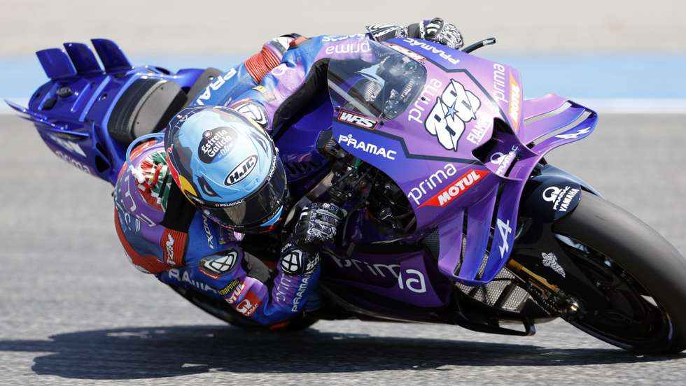 epa11929220 Portuguese MotoGP rider Miguel Oliveira of Prima Pramac Yamaha in action during a free practice 1 session of the Motorcycling Grand Prix of Thailand at Chang International Circuit, Buriram province, Thailand, 28 February 2025.  EPA/RUNGROJ YONGRIT